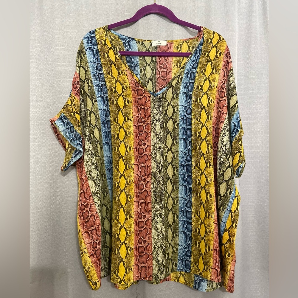 COLORFUL SNAKE PRINT BLOUSE!! LIGHTWEIGHT, SHORT SLEEVE!!! GREAT FOR SUMMER 🔥